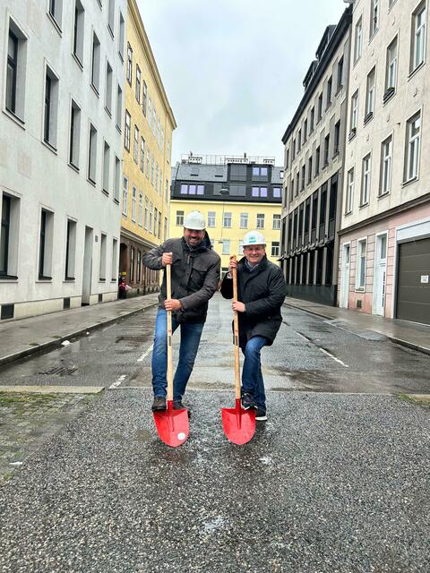 Gemeinderat Jörg Neumayer und Bezirkschef Wilfried Zankl (beide SPÖ) beim symbolischen Spatenstich. | Foto: BV 12