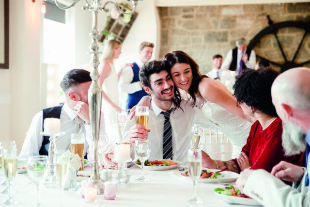 Ein festliches Hochzeitsessen: Köstlichkeiten, die Augen und Gaumen verzaubern. | Foto: iStock