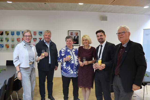 Landtagsabgeordnete Beate Scheiber, der frühere Gesundheitslandesrat Bernhard Tilg, Manuela Juen (Koordinatorin der ersten Stunde), Gabriele Schiessling (Landeskoordinatorin des Care Management Tirol), Andreas Huber (Vorstand am Landesinstitut für Integrierte Versorgung) und BH Siegmund Geiger, (v.l.).  | Foto: Elisabeth Zangerl