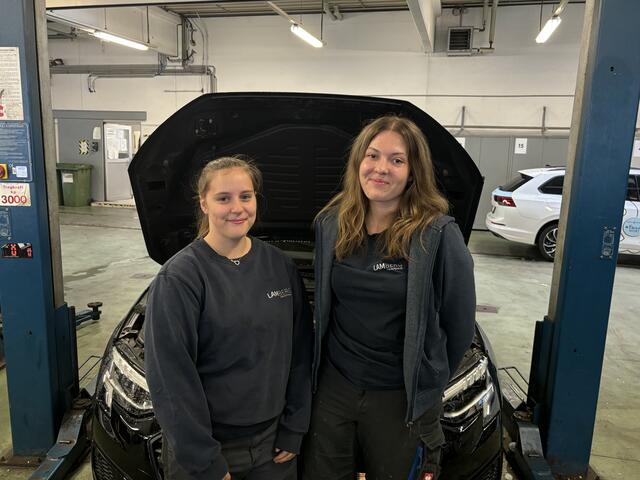 Janine und Verena erlernen beide ihren Traumberuf.  | Foto: Thiem