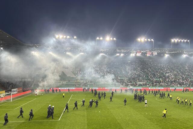 Das 343. Wiener Fußball-Derby zwischen den Erzrivalen Rapid und Austria wird die Vereine, Bundesliga und Politik wohl auch noch lange nach dem Schlusspfiff am vergangenen Sonntag beschäftigen. Nach dem 2:1-Sieg Rapids stürmten Fans beider Lager den Platz, zudem flogen pyrotechnische und andere Gegenstände. Laut Angaben der Polizei hagelte es 577 Anzeigen; insgesamt 27 Personen wurden verletzt.  | Foto: Edgar Schütz / APA / picturedesk.com 