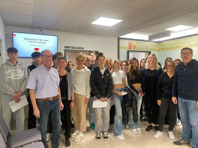 Bezirkshauptmann Klaus Trummer und Referatsleiter Jürgen Karall von der BH Oberpullendorf mit Initiatorin Prof. Dagmar Kraly, Prof. Beate Heinrich und den SchülerInnen der 1. Schulstufer der BHAK und BHAS Oberpullendorf | Foto: Hak/Has Oberpullendorf