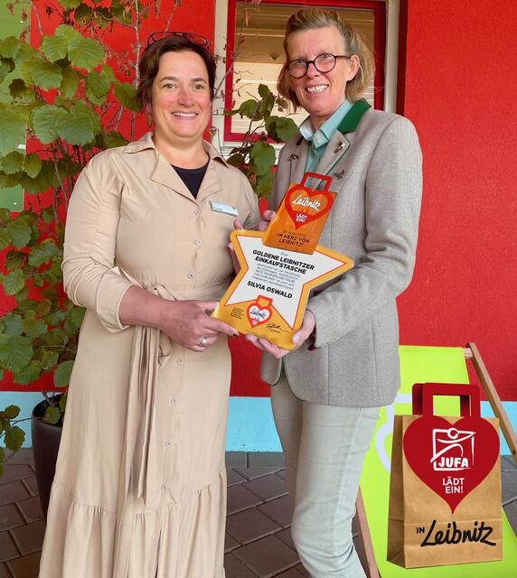 Silvia Oswald und Barbara Draxler bei der feierlichen Übergabe. | Foto: Der Markendenker