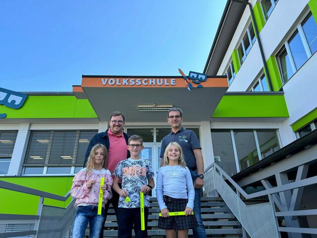 Sascha Braun, EFM Versicherungsmakler (links) möchte die Sichtbarkeit der Volksschülerinnen und -schüler verbessern. | Foto:  EFM Versicherungsmakler
