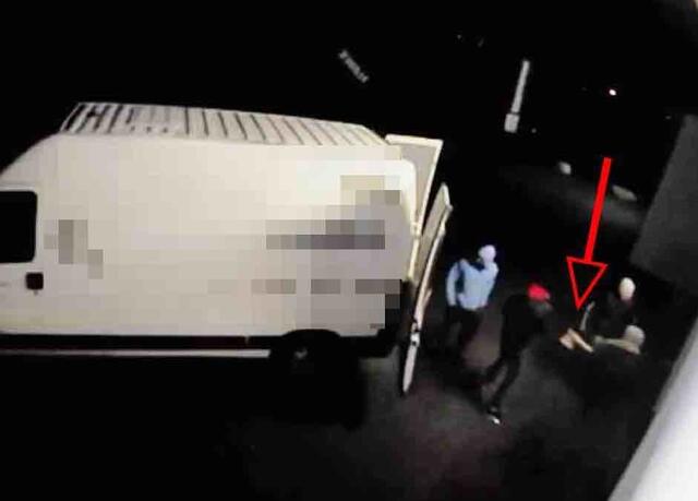 Mit einer Hacke (siehe Pfeil) schlugen Einbrecher vor zwei Jahren eine Auslagenscheibe ein. Die Bande konnte bereits verhaftet werden. Die Szene stammt aus der Überwachungskamera. | Foto: Philip Prisching