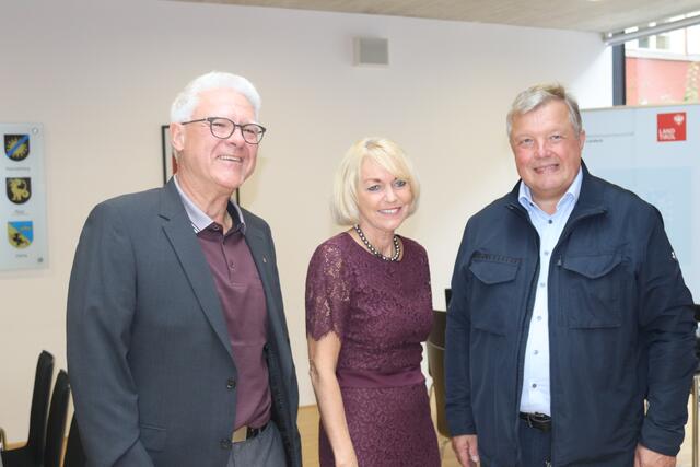BH Siegmund Geiger, Gabriele Schiessling, die Landeskoordinatorin des CareManagement Tirol und der frühere Gesundheitslandesrat Bernhard Tilg, (v.l.).  | Foto: Elisabeth Zangerl