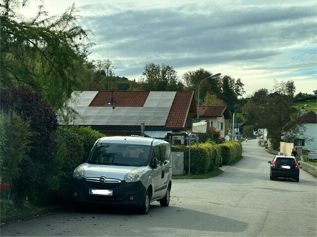 Standort: Lindaustraße, Kreuzung Mastaliergasse. Platziert ist es so, dass das Heck in Richtung Kindergarten Kaltenbach zeigt. Achtung: Hier sind nur 30 km/h erlaubt!