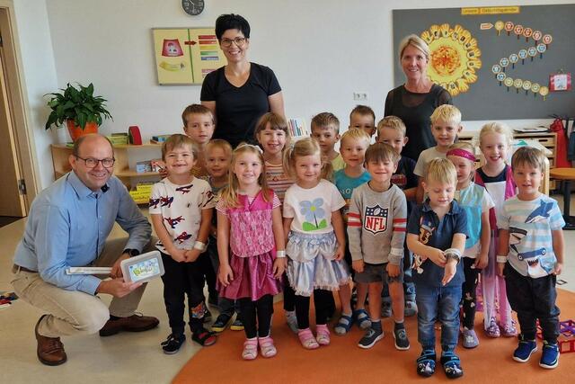 Bürgermeister Thomas Heissenberger, Kindergartenpädagogin Irmgard Freiler und Kindergartenbetreuerin Petra Harg mit Kindergartenkindern der Gruppe 1 in Hochneukirchen. | Foto: Gemeinde