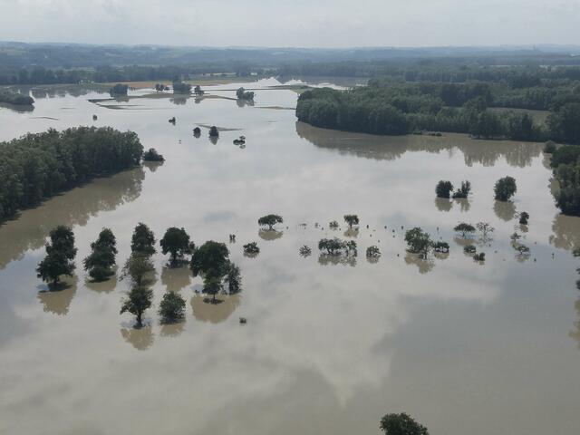 Felder stehen teilweise noch immer unter Wasser. | Foto: DOKU NOE
