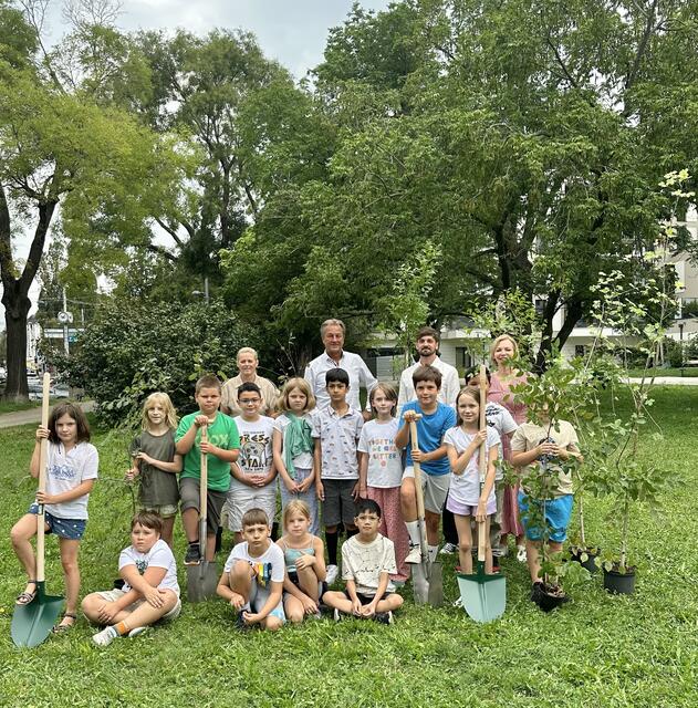 Die Kinder der Volksschule Oskar-Spiel-Gasse sollen gemeinsam ein Wiener Wäldchen pflanzen. | Foto: BV19