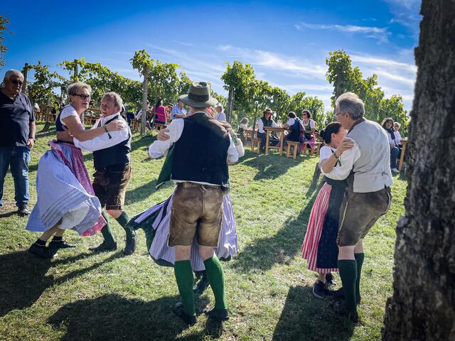 In passendem Gewand wurde getanzt.  | Foto: Resch 