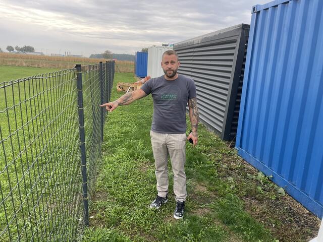 Zum zweiten Mal wurde Geschäftsmann Philip Prisching Opfer von Einbrechern, die an dieser Stelle den Zaun aufgeschnitten hatten. | Foto: Gernot Heigl