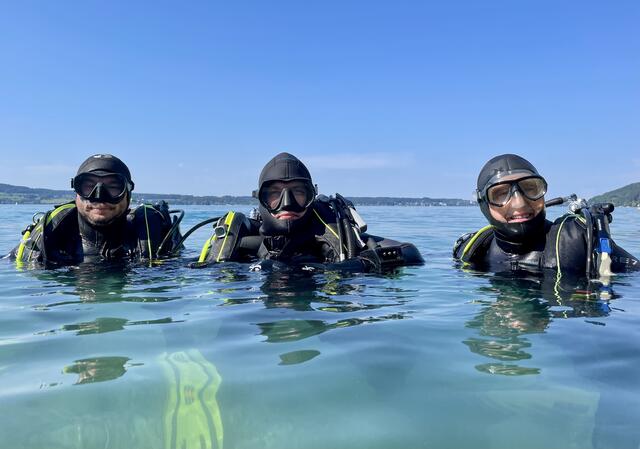 Allzeit bereit, auch unter der Wasseroberfläche: Ein Team der Welser Feuerwehrtaucher beim Übungsdienst im kalten Nass. | Foto: FFW
