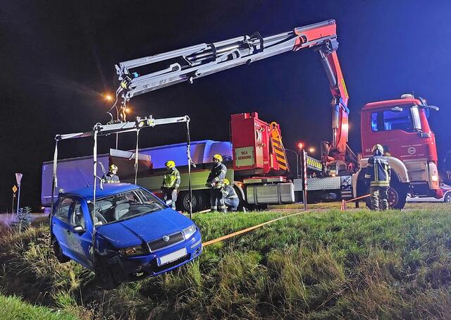 Eigenen Angaben nach kam der PKW-Fahrer aufgrund eines Sekundenschlafs im Kreisverkehr rechts von der Fahrbahn ab. | Foto: Feuerwehr Waidhofen/Thaya