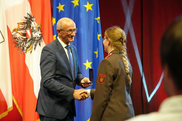 LH Anton Mattle übergab die Tiroler Erinnerungsmedaille. | Foto: Land Tirol/Brandhuber