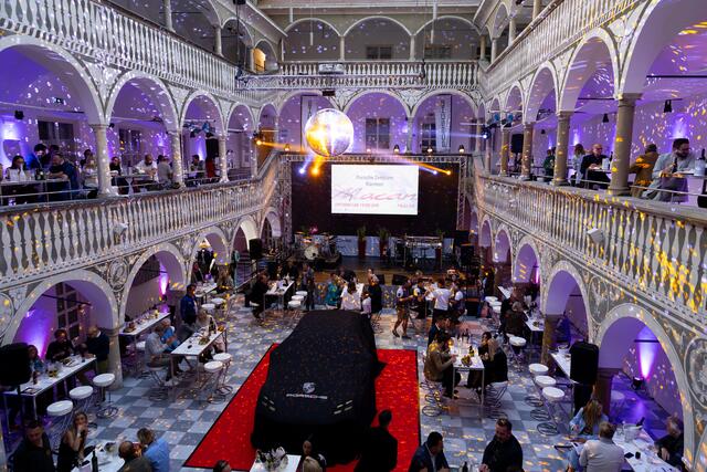 Der Rathaushof in St. Veit bot eine prächtige Kulisse für die Vorstellung des neuen Porsche Macan. | Foto: Peter Pegam P78