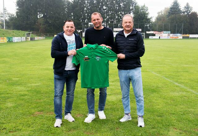Neo-Trainer Gerald Baumgartner, SC-Obmann Martin Rachoinig und Neo-Individualtrainer Hans-Peter Buchleiter (v. l.) drückten vor dem Derby die Reset-Tasten.   | Foto: Haberl/KK