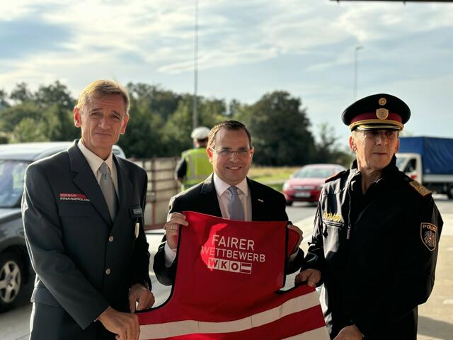 An den Grenzübergängen im Burgenland fand eine Schwerpunktaktion gegen Sozialleistungsbetrug statt. Leiter der Finanzpolizei Wilfried Lehner, Wirtschaftskammerpräsident Andreas Wirth und Landespolizeidirektor-Stellvertreter Christian Wukitsch waren vor Ort. | Foto: Lisa-Marie Zehetbauer