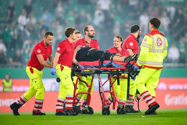 Ein Verletzter musste mit einer Trage abtransportiert werden. | Foto: Max Slovencik  / APA / picturedesk.com 