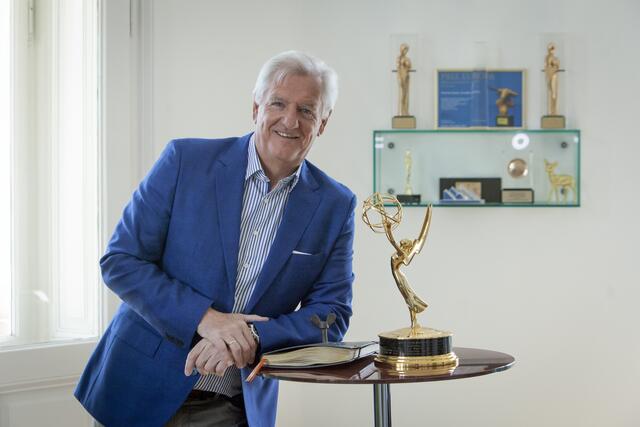 Klaus Graf mit dem International Emmy Award | Foto: Helga Rader