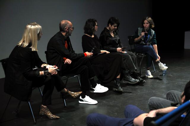 Neben den Filmscreenings stehen auch Podiumsdiskussionen am Programm. | Foto: ISFF