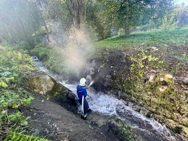 In Moosheim fand am Wochenende eine Wildbach-Ausschneidaktion statt. Unter dem Motto "Unser Dörfl lassen wir nicht überfluten!" beteiligten sich Anrainer und Feuerwehrleute daran. | Foto: Klar Ennstal/Natalie Prüggler