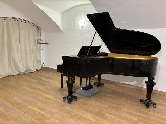 Das Piano im Konzertraum wurde vom Via Piano restauriert und steht zum Verkauf. | Foto: Michael Marbacher/MeinBezirk