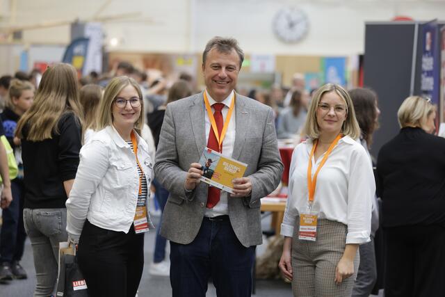 Thomas Heuberger von der Wirtschaftskammer mit Helene Obenauf (r.) aus seinem Team und Tamara Schober vom Regionalmanagement auf der Messe im Vorjahr.  | Foto: Sarah Raiser 