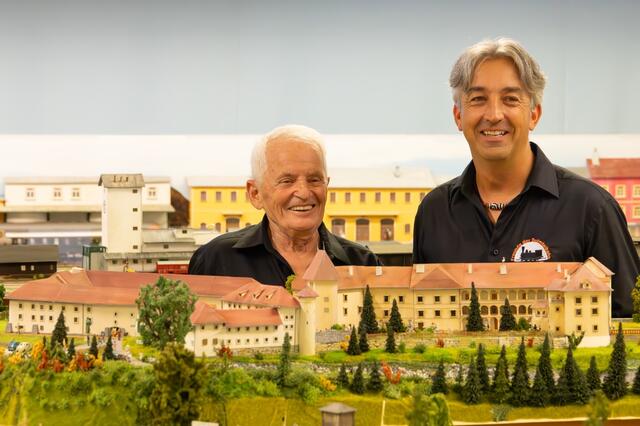 Diemtar Zweidick (r.) mit Modellbauer Rupert Koch vor Schloss Seggau | Foto: Karl Heinz Ferk