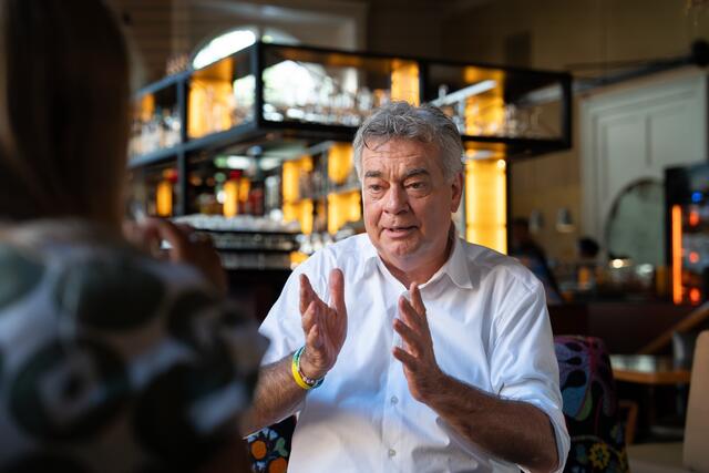 "Diesem kriminellen Treiben muss Einhalt geboten werden, bevor weitere Menschen verletzt werden, bevor der Fußball noch mehr Schaden nimmt", so Sportminister Werner Kogler (Grüne) auf X.  | Foto: Martin Baumgartner
