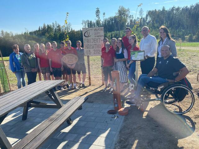 Gebietsbäuerin Elisabeth Hummer, Vizebürgermeister Franz Winkelbauer, Marion Bartl, Anna Koller, Philipp Loydolt, Christian Albrecht, Stefan Walch, Georg Pischinger, Obmann Florian Brunner, Klaus Lidek, Laura Danzinger, Jasmin Scherzer, Landesleiterin der LJ-NÖ Sabine Pfeisinger, Marcel Litschauer, Selina Maister, Bürgermeister Roland Datler, Bundesrätin Viktoria Hutter und Gemeinderat Michael Meier. | Foto: Volkstanzgruppe WT