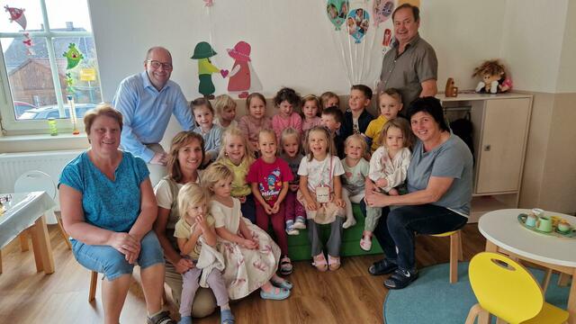 Bürgermeister Thomas Heissenberger, gfGR Johann Doppler, Kindergartenleiterin Paula Trenker, Kindergartenbetreuerin Daniela Kager und Maria Kader mit den Kindern im Landeskindergarten Gschaidt. | Foto: Gemeinde