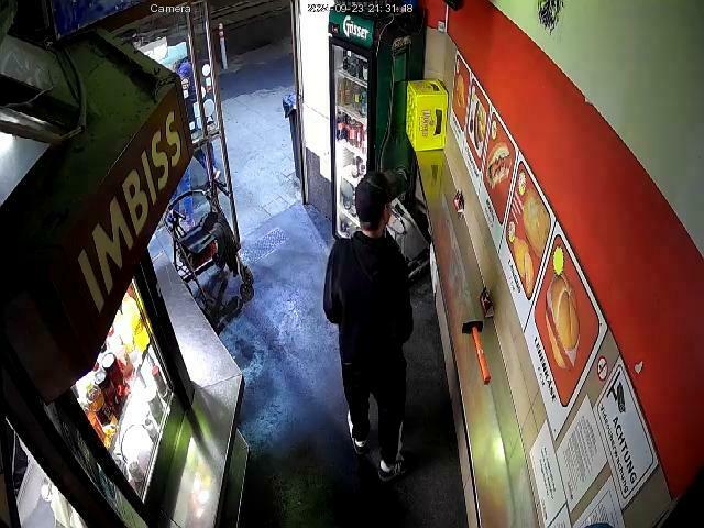 In der Nacht von Montag auf Dienstag wütete ein Mann in Floridsdorf. Zwischendurch ging er zum Beisl "Stehbuffet" Bier trinken.  | Foto: Stehbuffet