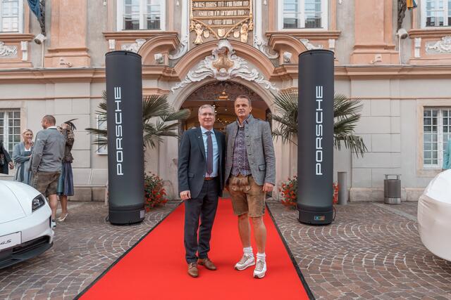 Bürgermeister Martin Kulmer und Markus Nachbar, Geschäftsführer von Porsche Kärnten.