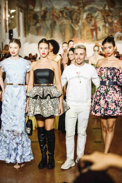 Modedesigner Manuel Essl auf der legendären Fashionweek in Mailand, wo traditionsreiche Häuser wie Etro, Gucci und Dolce &amp; Gabbana ihre neuesten Kollektionen präsentieren. | Foto: Mihael Vuzem