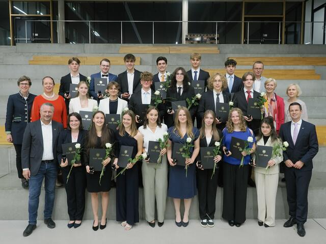 Die 20 ausgezeichneten Maturant:innen umringt von Bürgermeister Peter Molnar (vorne links), Bildungsdirektor Karl Fritthum (vorne rechts), den Direktorinnen Bärbel Jungmeier (BG/BRG Piaristengasse), Elisabeth Weigel (BRG Kremszeile) und Birgit Wagner (HLF Krems) sowie Bereichsleiterin Doris Denk (mittlere Reihe von links) und Direktor Andreas Prinz (HTL Krems, hinten rechts) | Foto: Stadt Krems / Franz Karl
