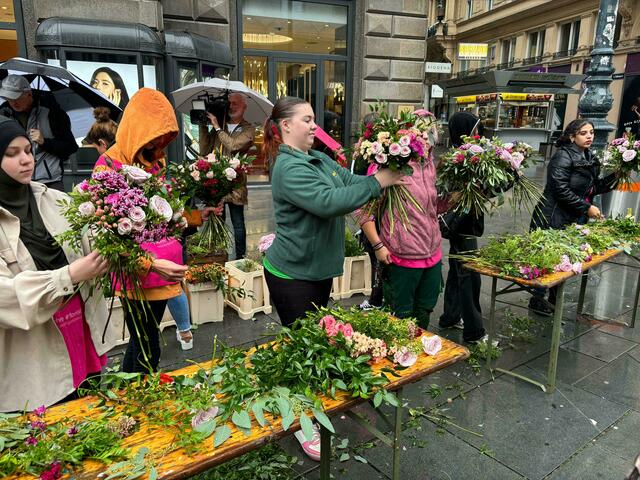 Die Wiener Floristinnen und Floristen verteilten kostenlose Blumensträuße an Passantinnen und Passanten. | Foto: Janine Kokesch/MeinBezirk Wien