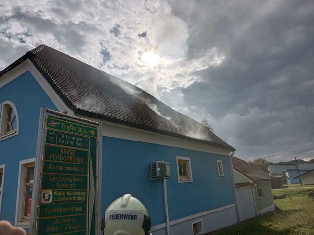 Das Dach des Hauses musste aufgrund der starken Hitzeentwicklung gekühlt werden. | Foto: Bezirksfeuerwehrkommando Güssing