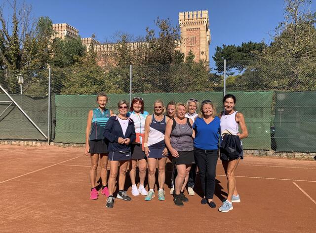 Die erfolgreichen 55er-Girls nach ihrem letzten Spiel beim TC Handelsministerium im Wiener Arsenal. von links: Uli Hofmann, Martha Chebba, Inge Pachtner, Christa Mochar, Mannschaftsführerin Brigitte Riegler, Andrea Pichler, Gabi Stockmann, Kathrin Pflug, Gabi Bauer | Foto: privat