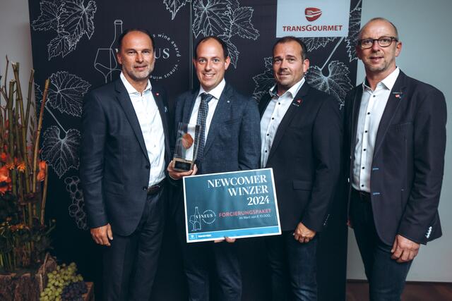 Thomas Panholzer; Stefan Gilg, Newcomer Winzer des Jahres mit Gerald Santer und Andreas Hayder | Foto: Mila Zytka für Transgourmet