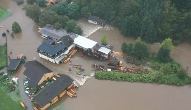Die Wintermühle in den Fluten der Feldaist. | Foto: Fabian Zeidler (Drohenaufnahme)