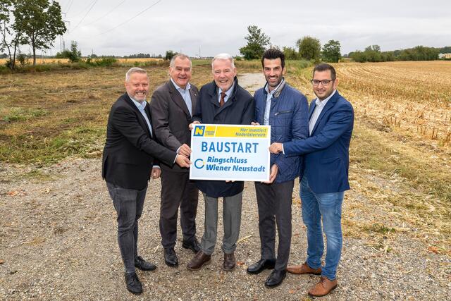 Zweiter Vizebürgermeister LAbg. Rainer Spenger, Infrastrukturstadtrat LAbg. Franz Dinhobl, Bürgermeister Klaus Schneeberger, LH-Stellvertreter Verkehrslandesrat Udo Landbauer und Gemeinderat LAbg. Philipp Gerstenmayer. | Foto: Stadt Wiener Neustadt/Weller