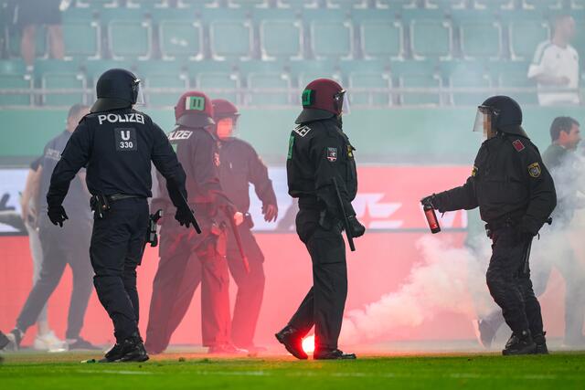 Ausgehend von einem Böller aus dem Fanlager der FK Austria, in Richtung des Lagers der SK Rapid, eskalierte die Situation.  | Foto: Max Slovencik / APA / picturedesk.com 