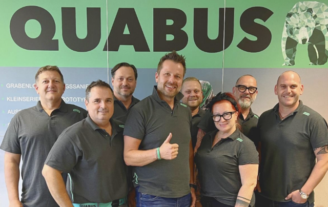 Christoph Hofstadler (Bildmitte) führt als Geschäftsführer und Gesellschafter der Quabus GmbH 110 Mitarbeiter an.  | Foto: Quabus