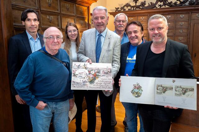 Stadtarchiv-Leiter Gerhard Geissl, Topothekar Hermann Mayrhofer, Sarah Voit (Gruppenleiterin Sport, Jugend &amp; Archiv), Bürgermeister Klaus Schneeberger, die Topothekare Günter Wiesenhofer und Erich Leutgeb sowie Zweiter Vizebürgermeister LAbg. Rainer Spenger. | Foto: Stadt Wiener Neustadt/Maurer