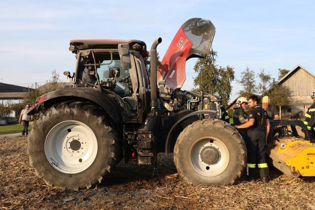 In Giering in Bad Wimsbach stand ein Traktor in Flammen. Zwei Feuerwehren versuchten, den Brand der Maschine zu löschen. | Foto: laumat.at