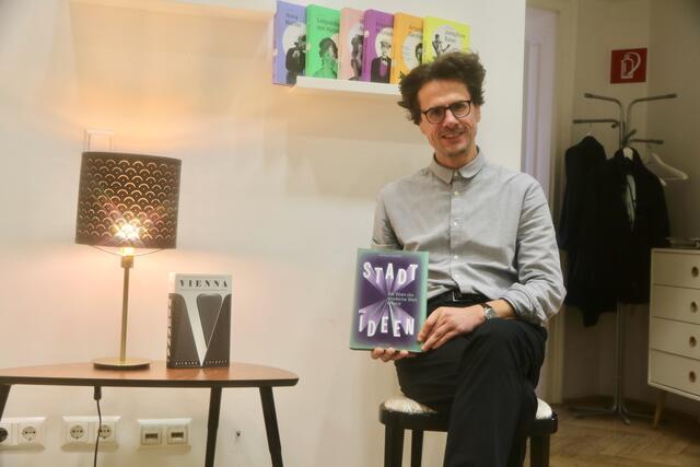 Die deutsche Erstausgabe von "Stadt der Ideen" ist im Molden Verlag erschienen. Programmleiter Stefan Schlögl ist stolz auf das Werk. | Foto: Ulrike Kozeschnik-Schlick