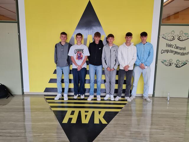 Marco Schuster, Oliver Theisl, Gabriel Wallner, Niklas Fleischhacker, Max Gombosi und Luca Hiden (v.l.) sind die Sieger aus der 2BK.  | Foto: HAK Deutschlandsberg