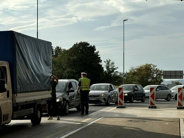 Während eine deutsch-ungarische Rechtsanwaltskanzlei gegen die Republik Österreich wegen anhaltenden Grenzkontrollen klagt, so droht Landeshauptmann Doskozil mit einer gesamten Grenzschließung.  | Foto: Lisa-Marie Zehetbauer