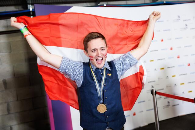 Grenzenloser Jubel bei Florian Gruber: Der Aigener kürte sich in Frankreich zum Weltmeister in der Kategorie Fliesenlegen. | Foto: SkillsAustria/Wieser Handwerk